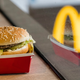 Illustration for article titled Man calls cops about onions on Big Mac, gets arrestedem/em